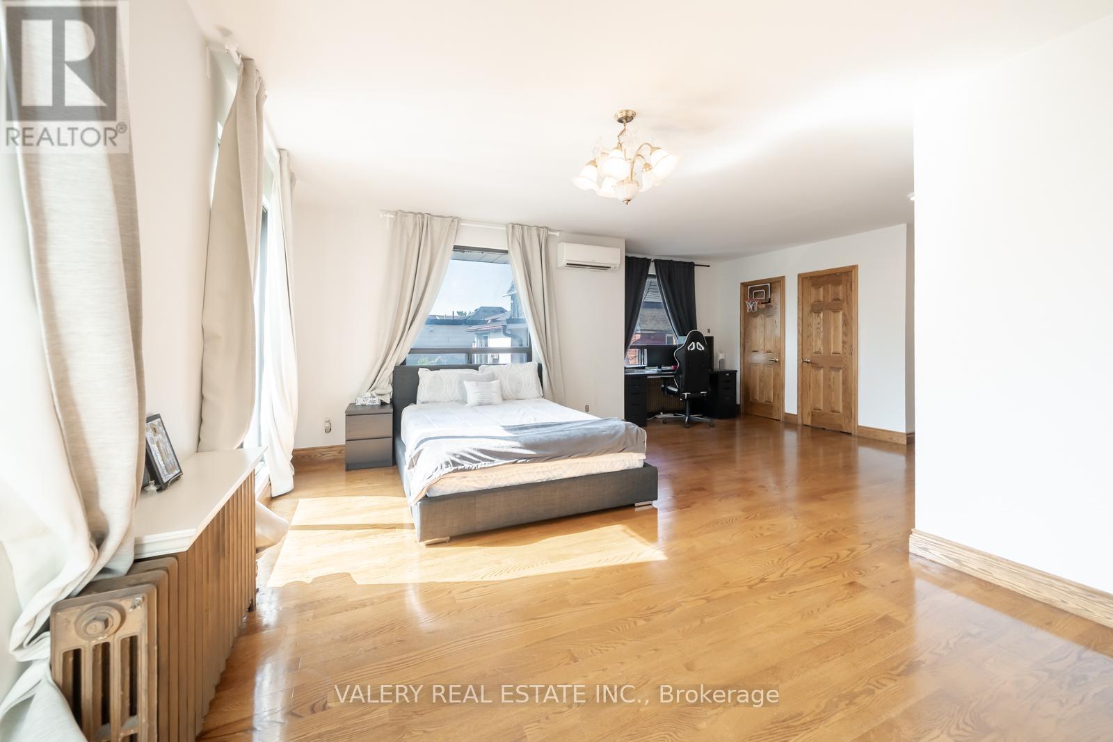 35 Pinewood Avenue, Toronto, Ontario  M6C 2V2 - Photo 3 - C12309106