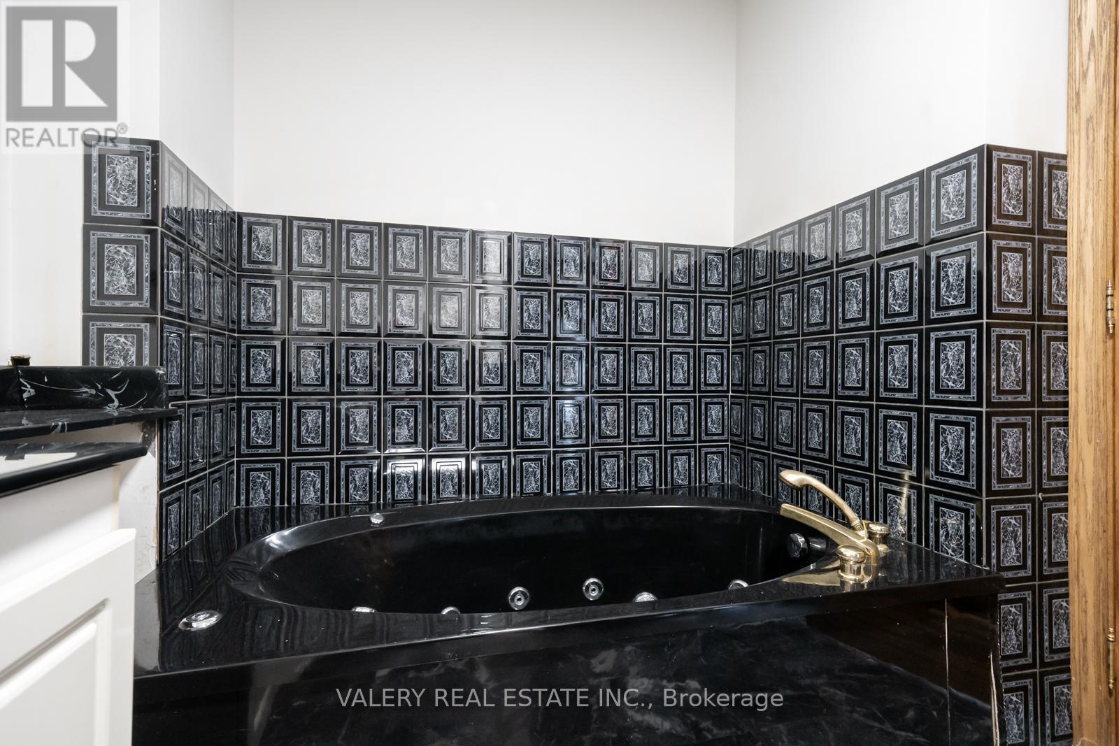 35 Pinewood Avenue, Toronto, Ontario  M6C 2V2 - Photo 6 - C12309106