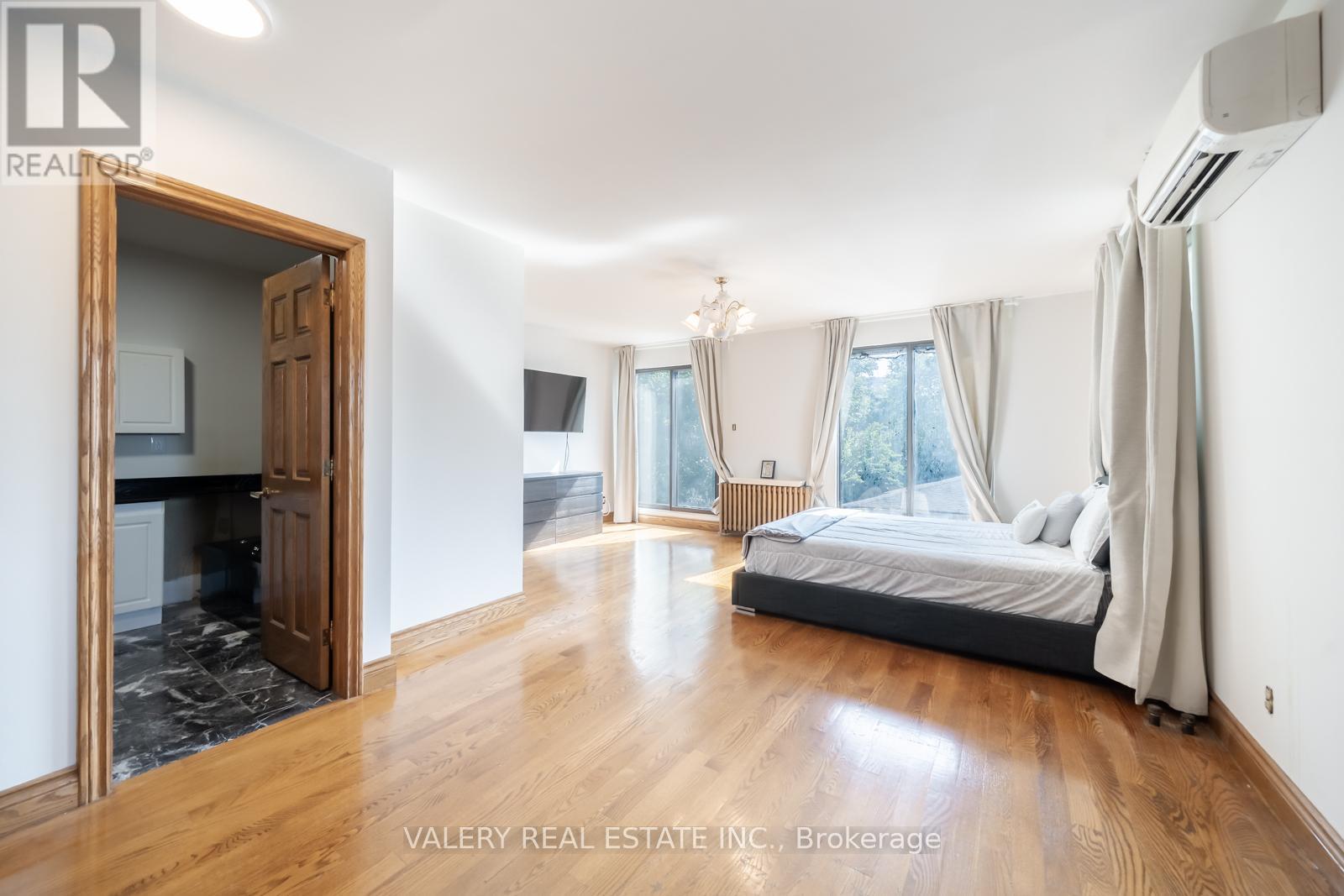 35 Pinewood Avenue, Toronto, Ontario  M6C 2V2 - Photo 4 - C12309106