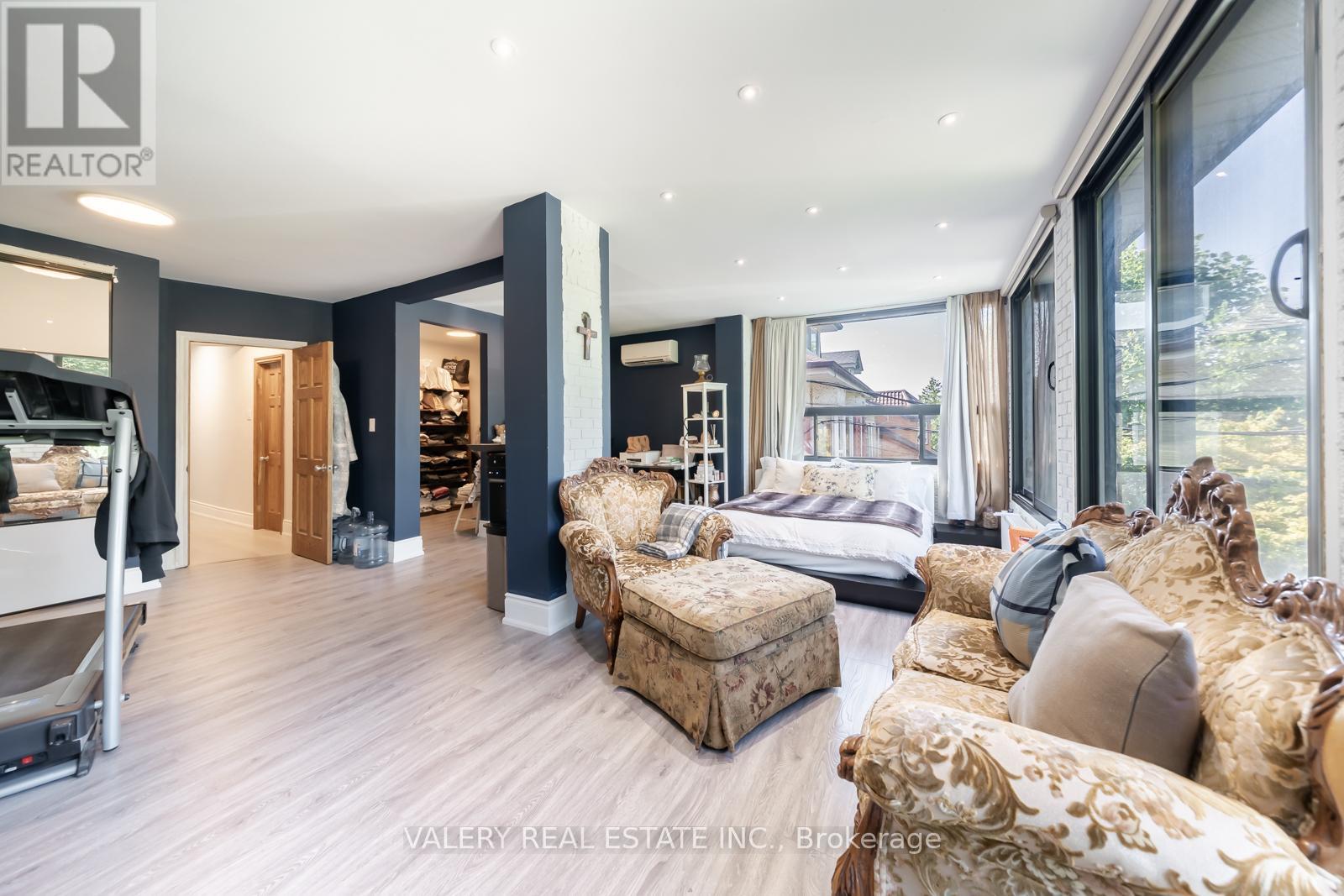 35 Pinewood Avenue, Toronto, Ontario  M6C 2V2 - Photo 8 - C12309106