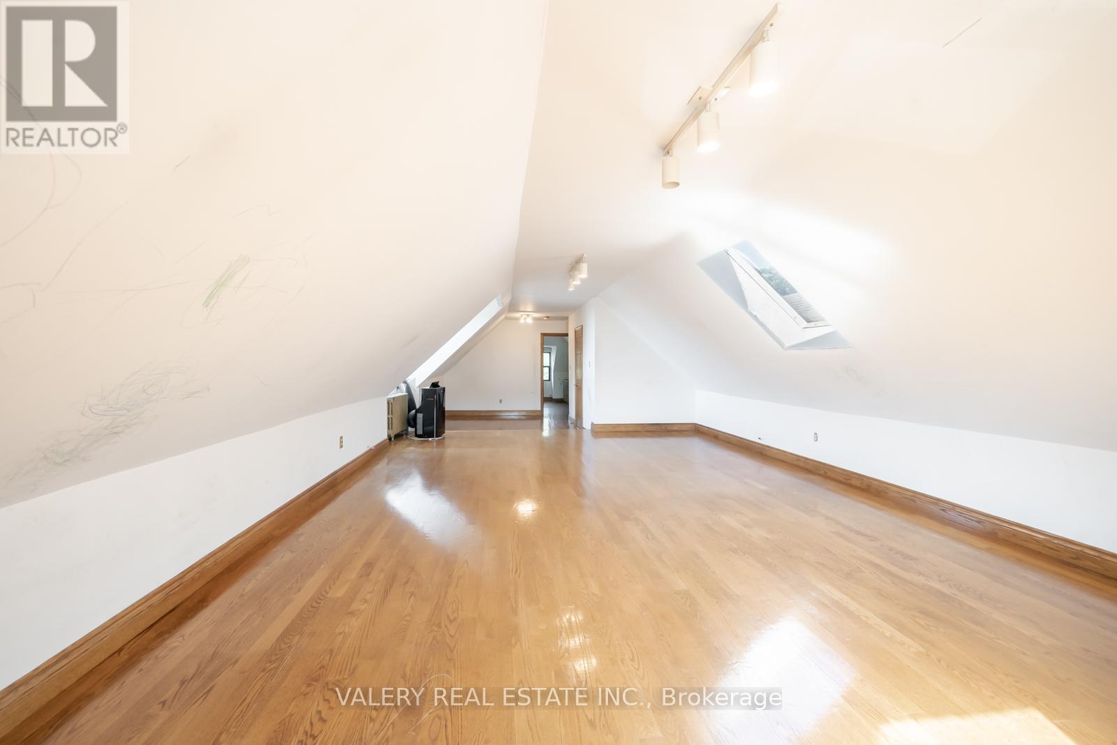 35 Pinewood Avenue, Toronto, Ontario  M6C 2V2 - Photo 11 - C12309106