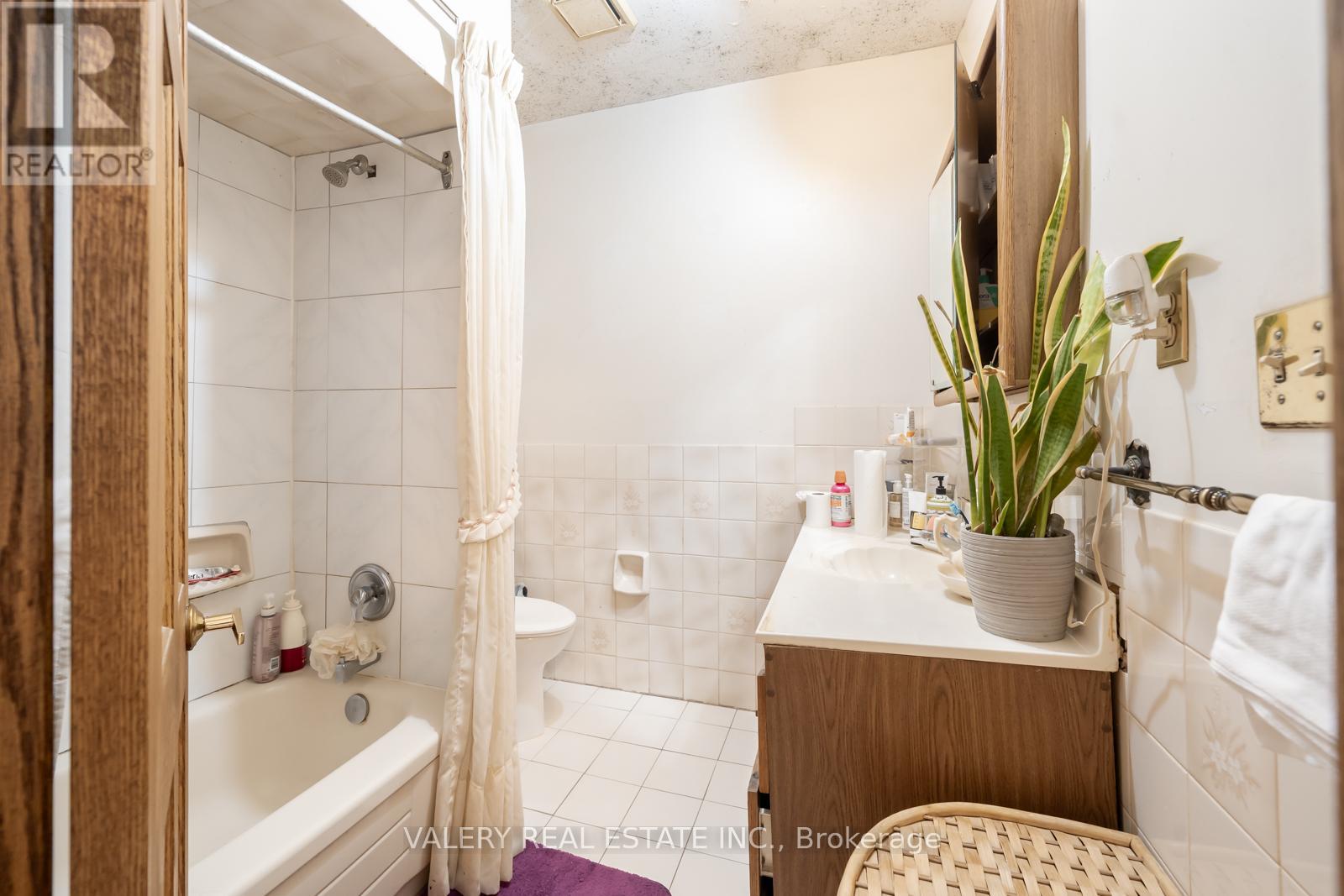 35 Pinewood Avenue, Toronto, Ontario  M6C 2V2 - Photo 19 - C12309106