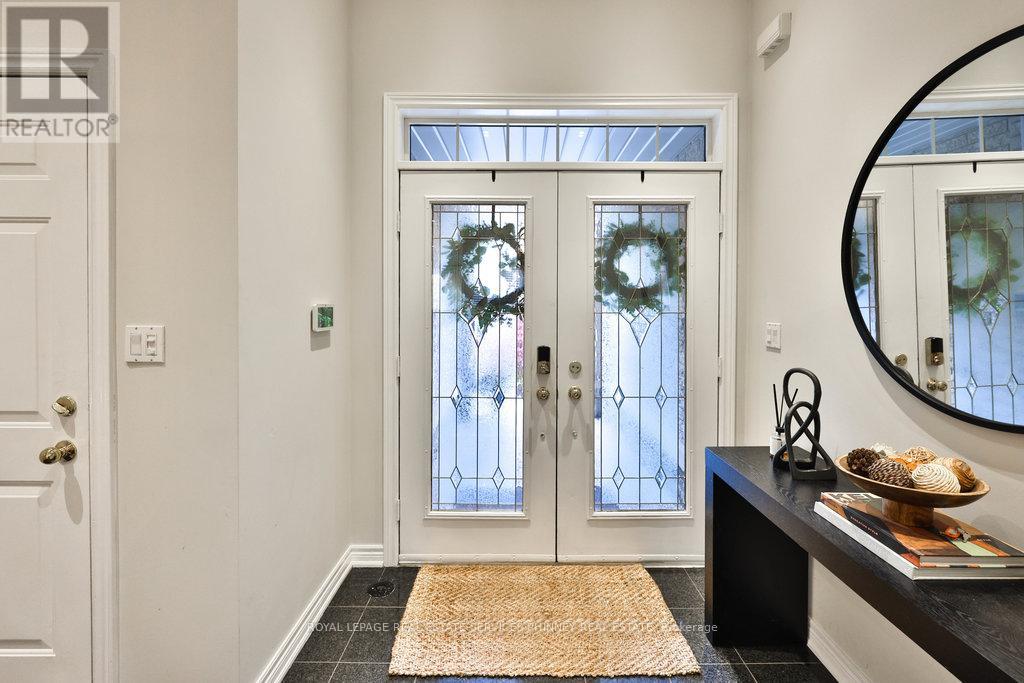 2320 Woodfield Road, Oakville, Ontario  L6H 6Y6 - Photo 3 - W12528406