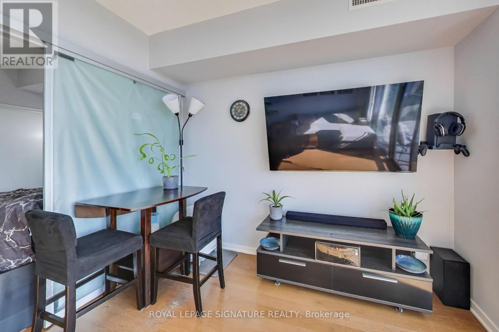 1207 - 105 The Queensway, Toronto, Ontario  M6S 5B5 - Photo 4 - W12447569