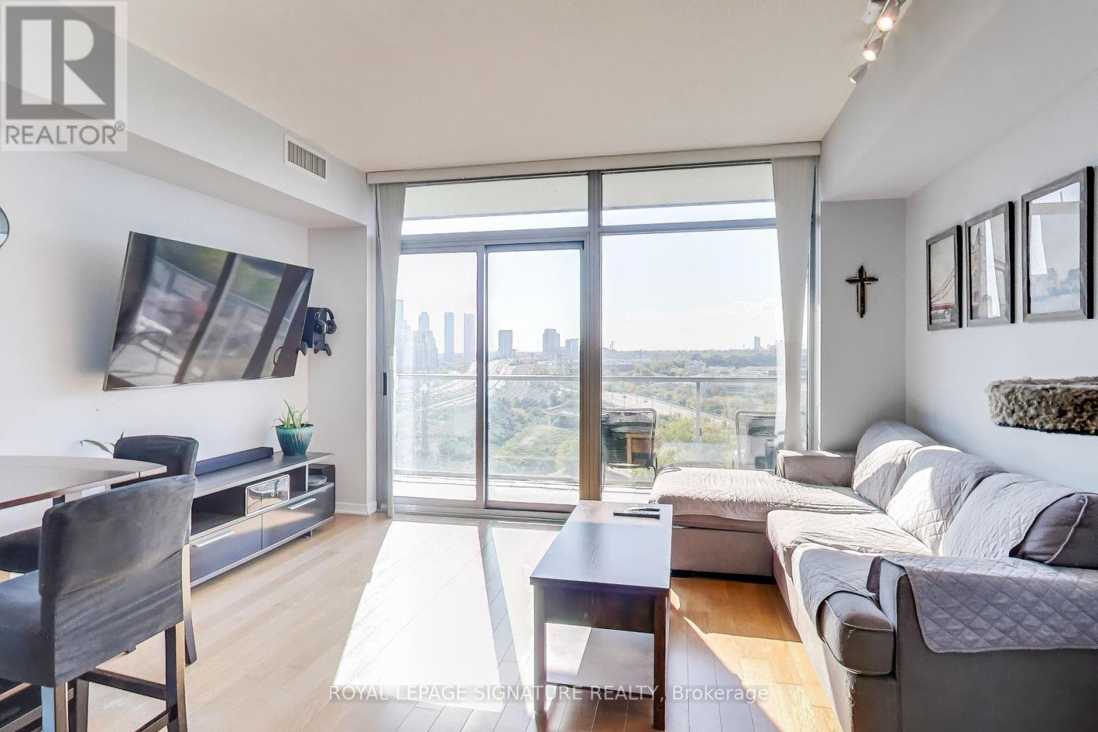 1207 - 105 THE QUEENSWAY, Toronto, Ontario