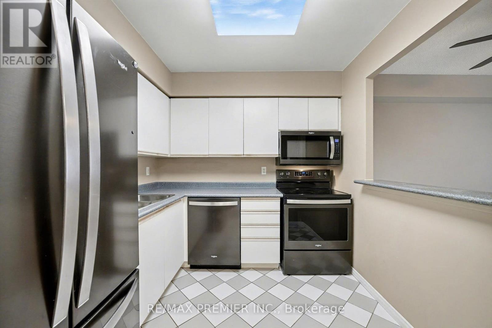 208 - 91 Townsgate Drive, Vaughan, Ontario  L4J 8E8 - Photo 10 - N12529106