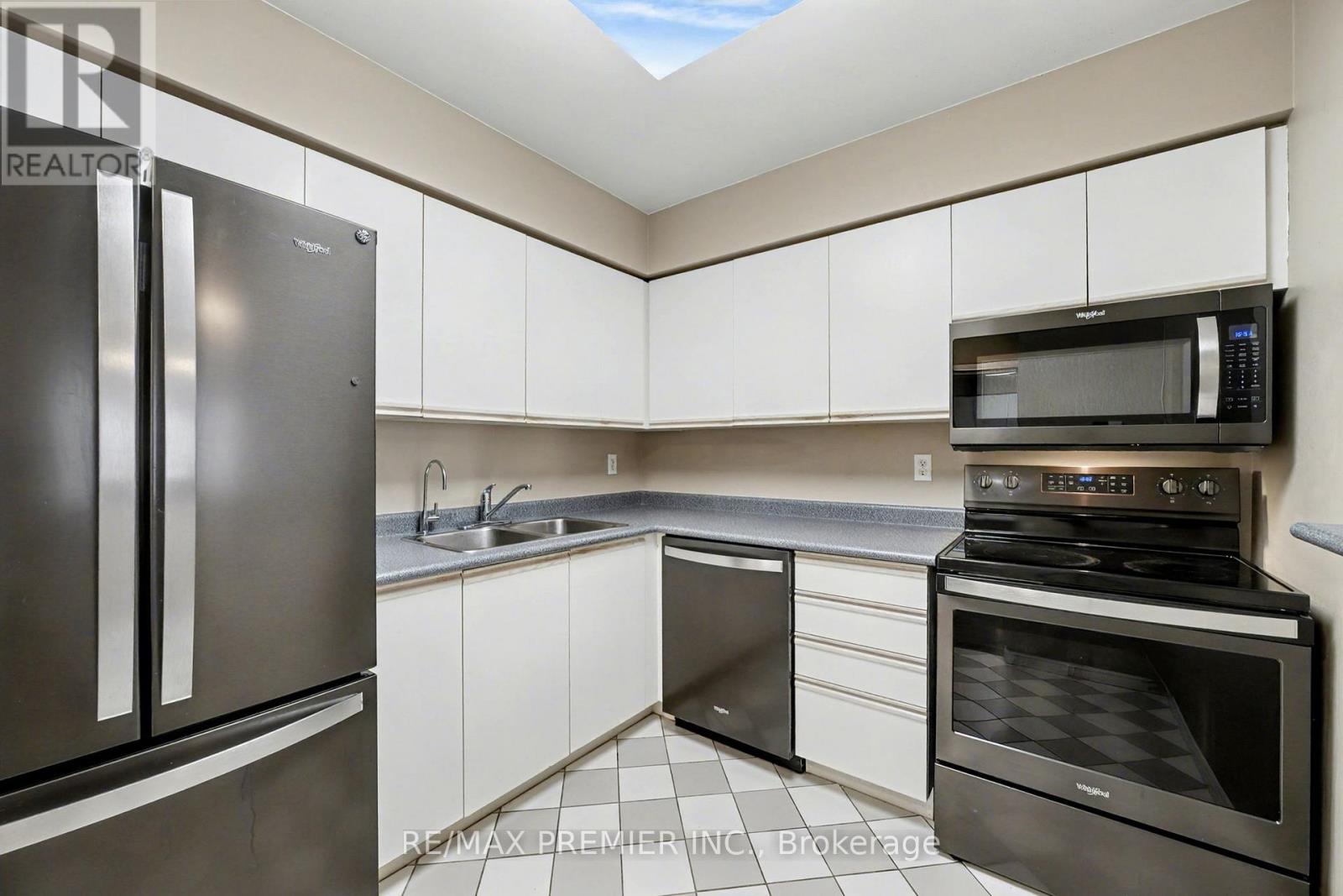 208 - 91 Townsgate Drive, Vaughan, Ontario  L4J 8E8 - Photo 11 - N12529106