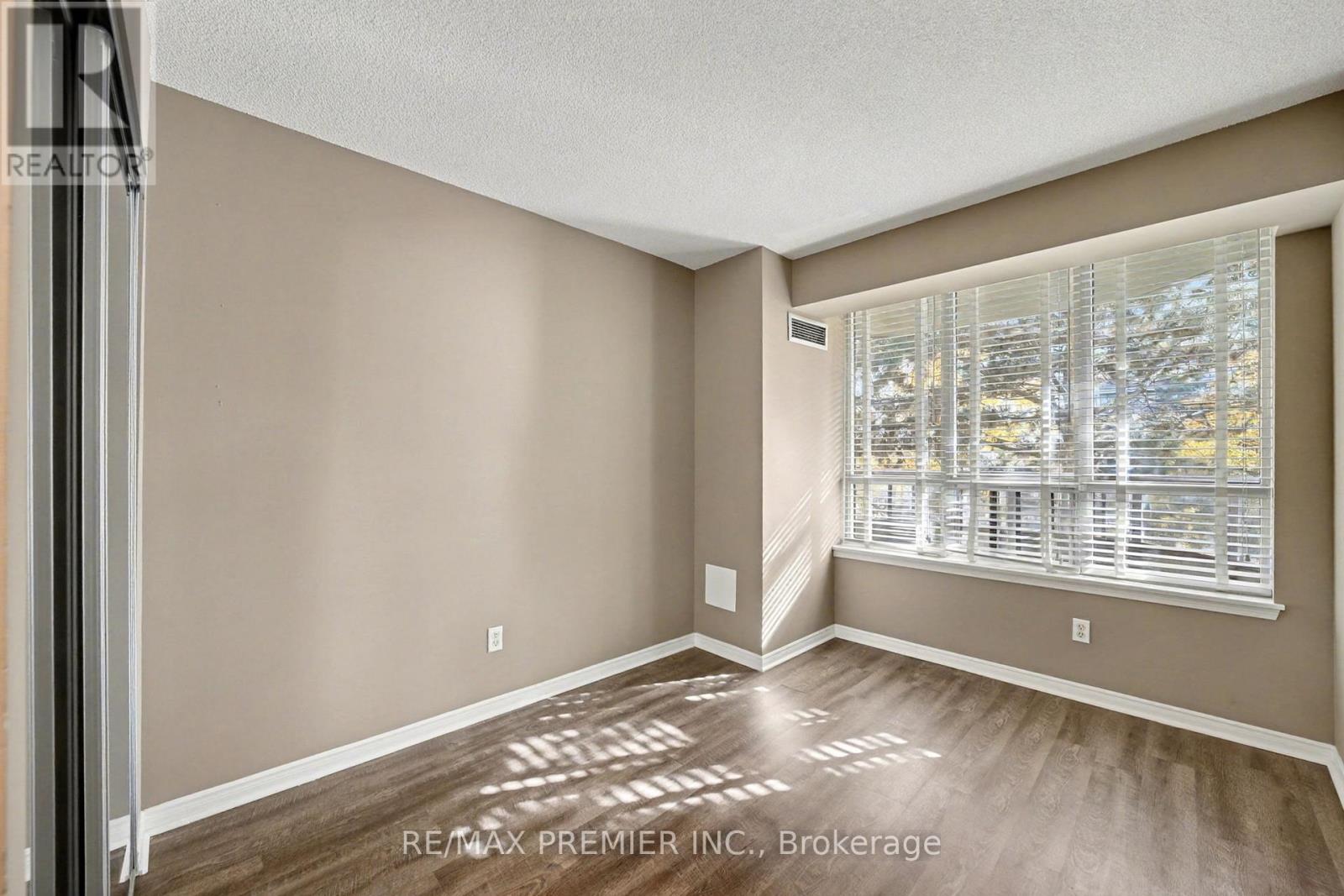 208 - 91 Townsgate Drive, Vaughan, Ontario  L4J 8E8 - Photo 18 - N12529106