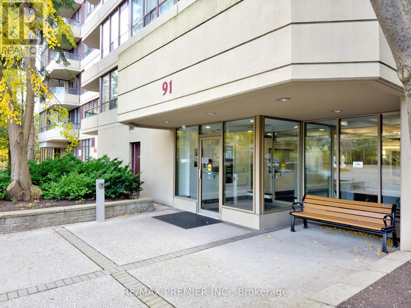 208 - 91 Townsgate Drive, Vaughan, Ontario  L4J 8E8 - Photo 4 - N12529106