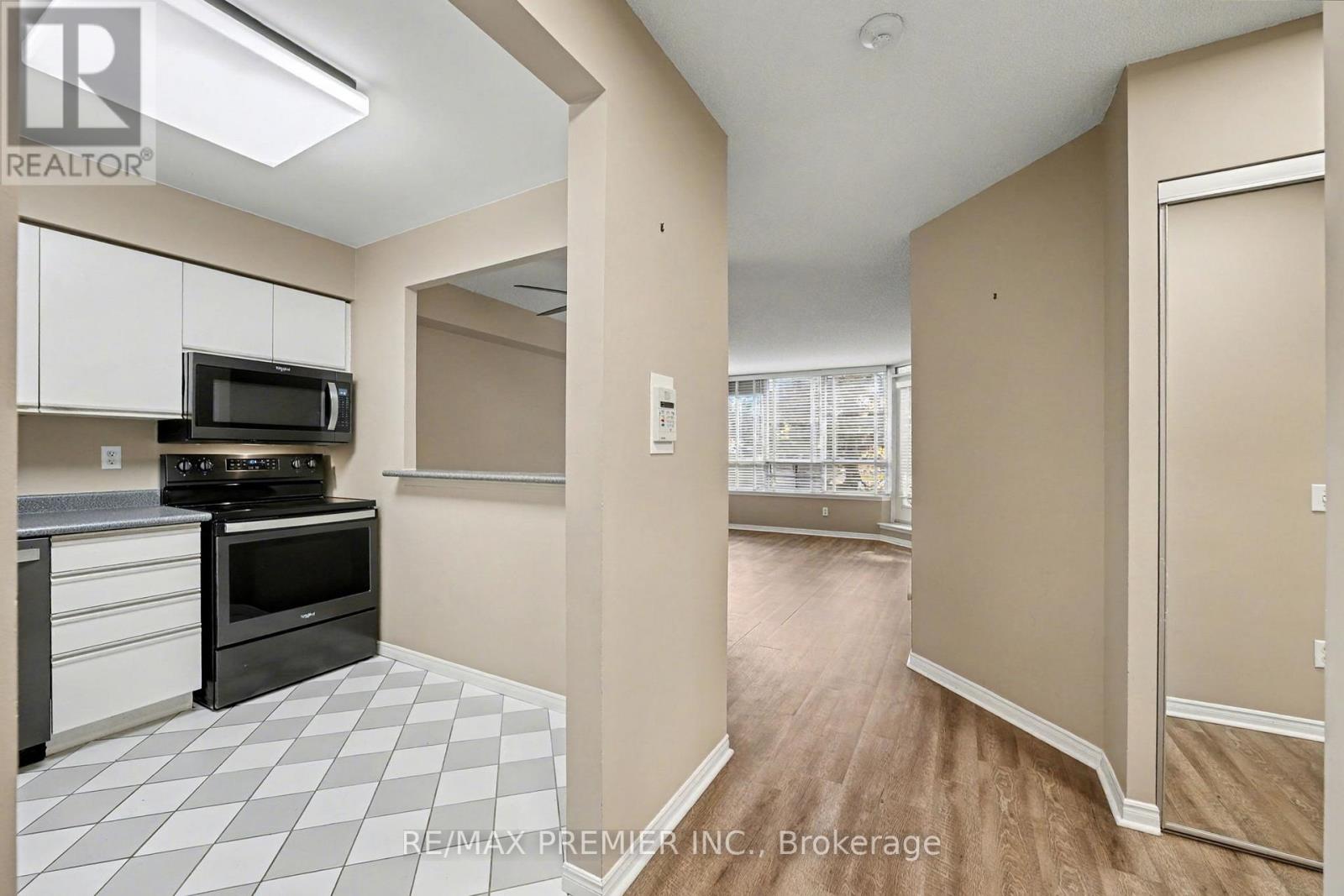 208 - 91 Townsgate Drive, Vaughan, Ontario  L4J 8E8 - Photo 9 - N12529106