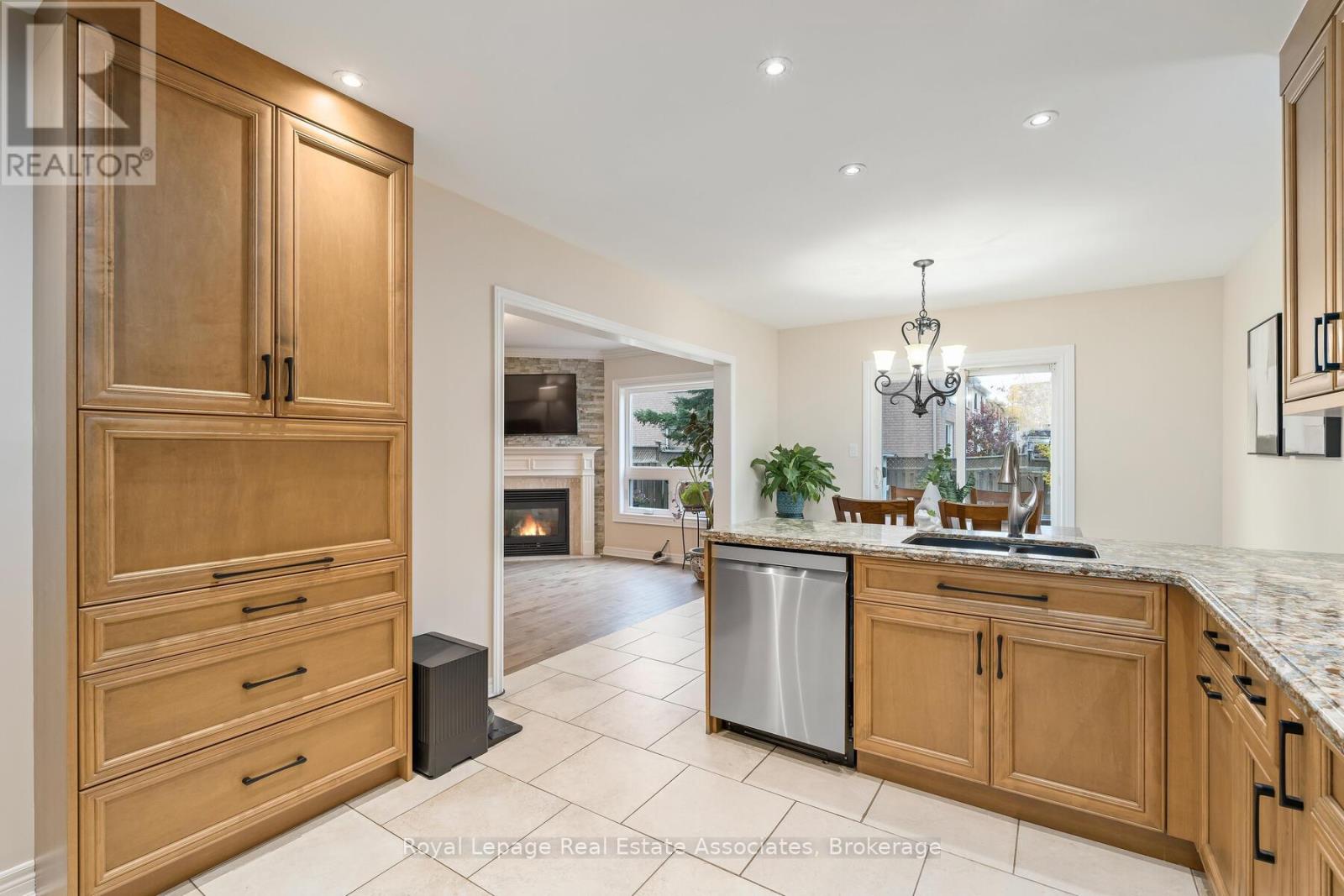 27 Royal Ridge Crescent, Vaughan, Ontario  L6A 2T1 - Photo 10 - N12529130