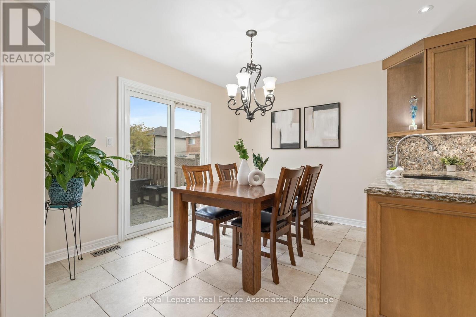 27 Royal Ridge Crescent, Vaughan, Ontario  L6A 2T1 - Photo 11 - N12529130