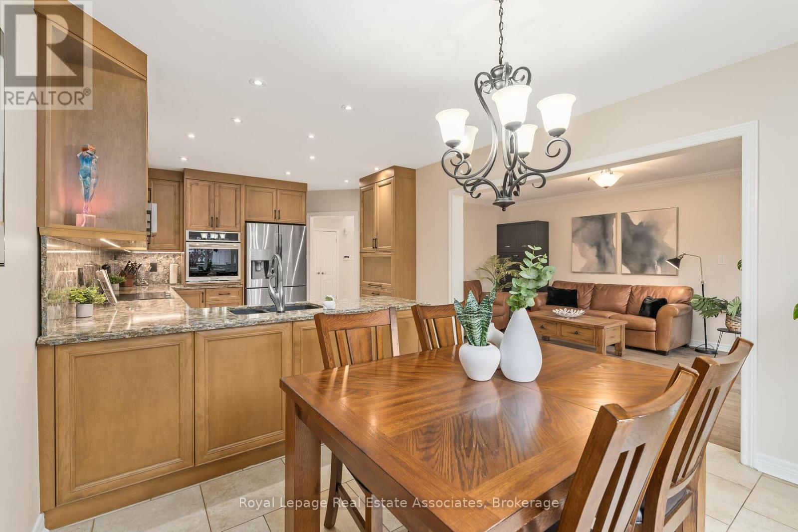 27 Royal Ridge Crescent, Vaughan, Ontario  L6A 2T1 - Photo 12 - N12529130