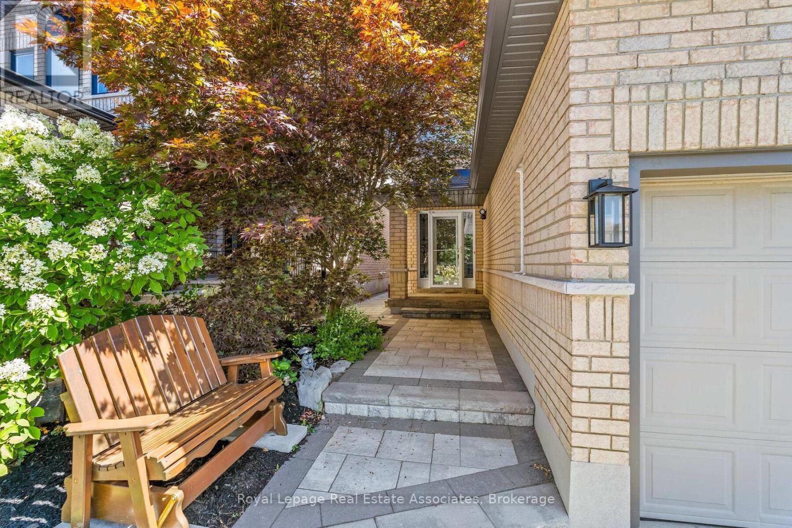 27 Royal Ridge Crescent, Vaughan, Ontario  L6A 2T1 - Photo 2 - N12529130