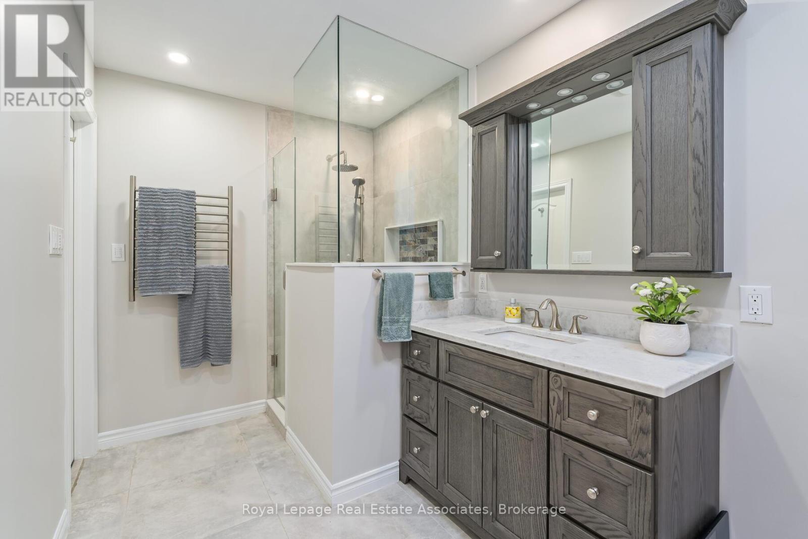 27 Royal Ridge Crescent, Vaughan, Ontario  L6A 2T1 - Photo 22 - N12529130