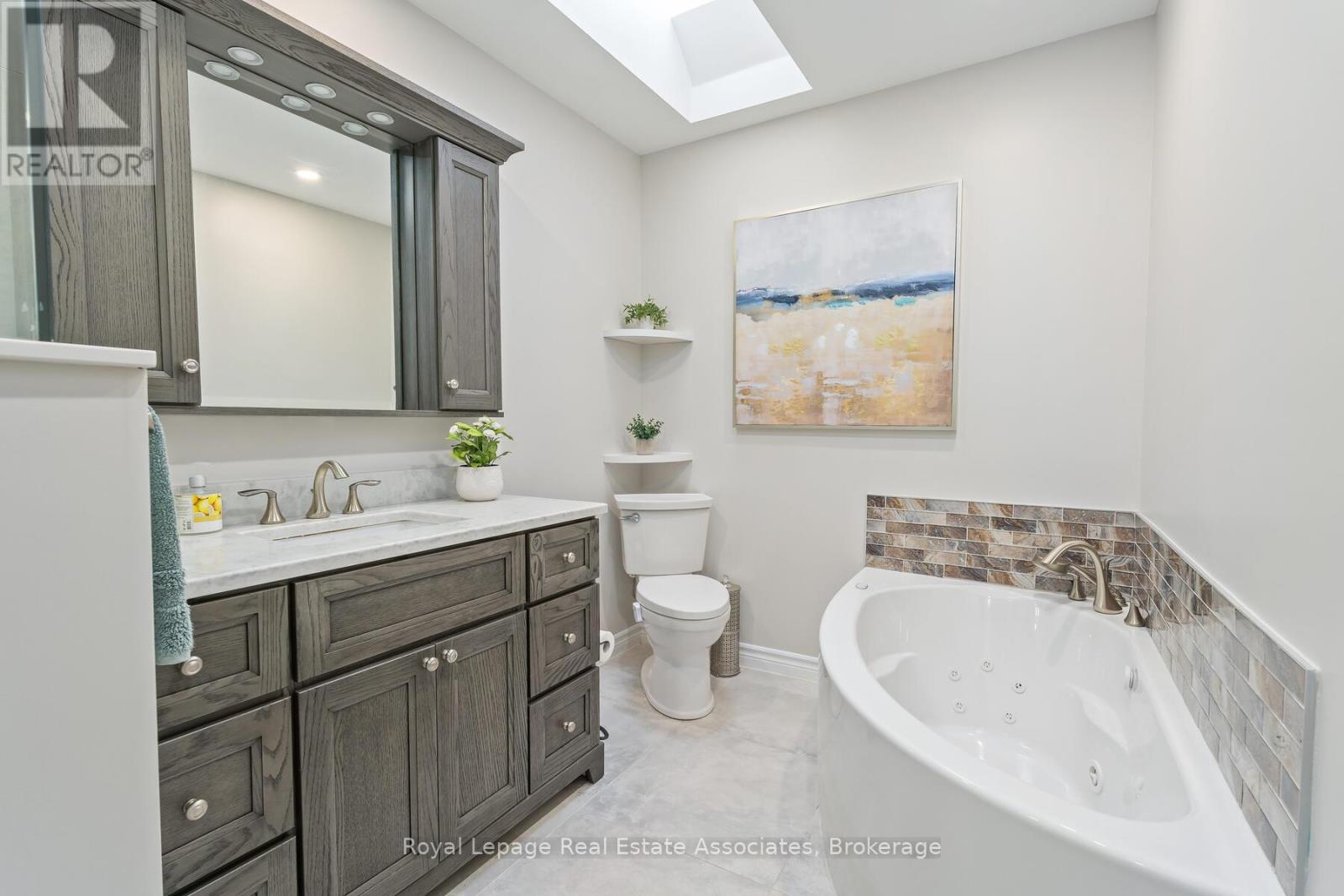 27 Royal Ridge Crescent, Vaughan, Ontario  L6A 2T1 - Photo 23 - N12529130