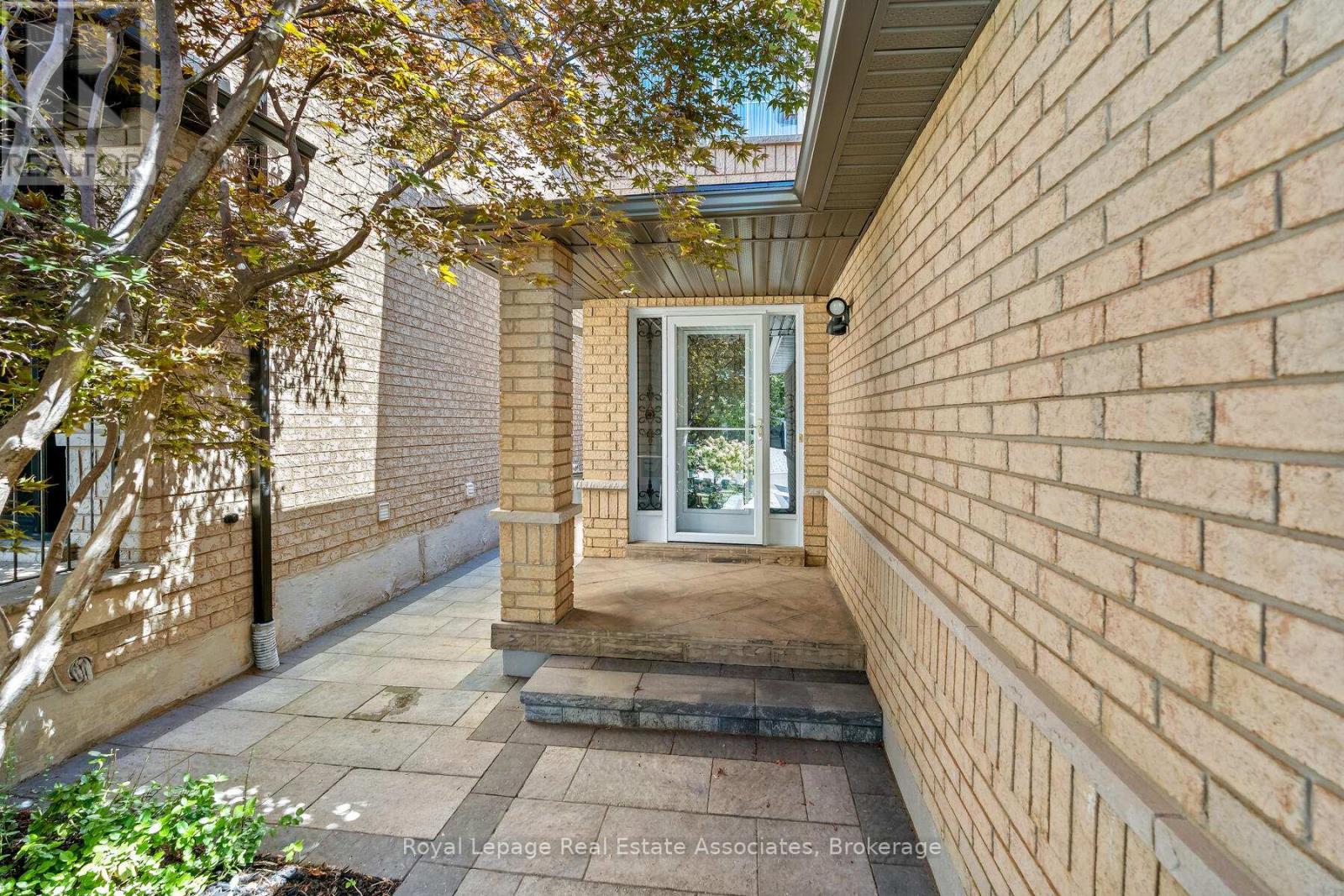 27 Royal Ridge Crescent, Vaughan, Ontario  L6A 2T1 - Photo 3 - N12529130