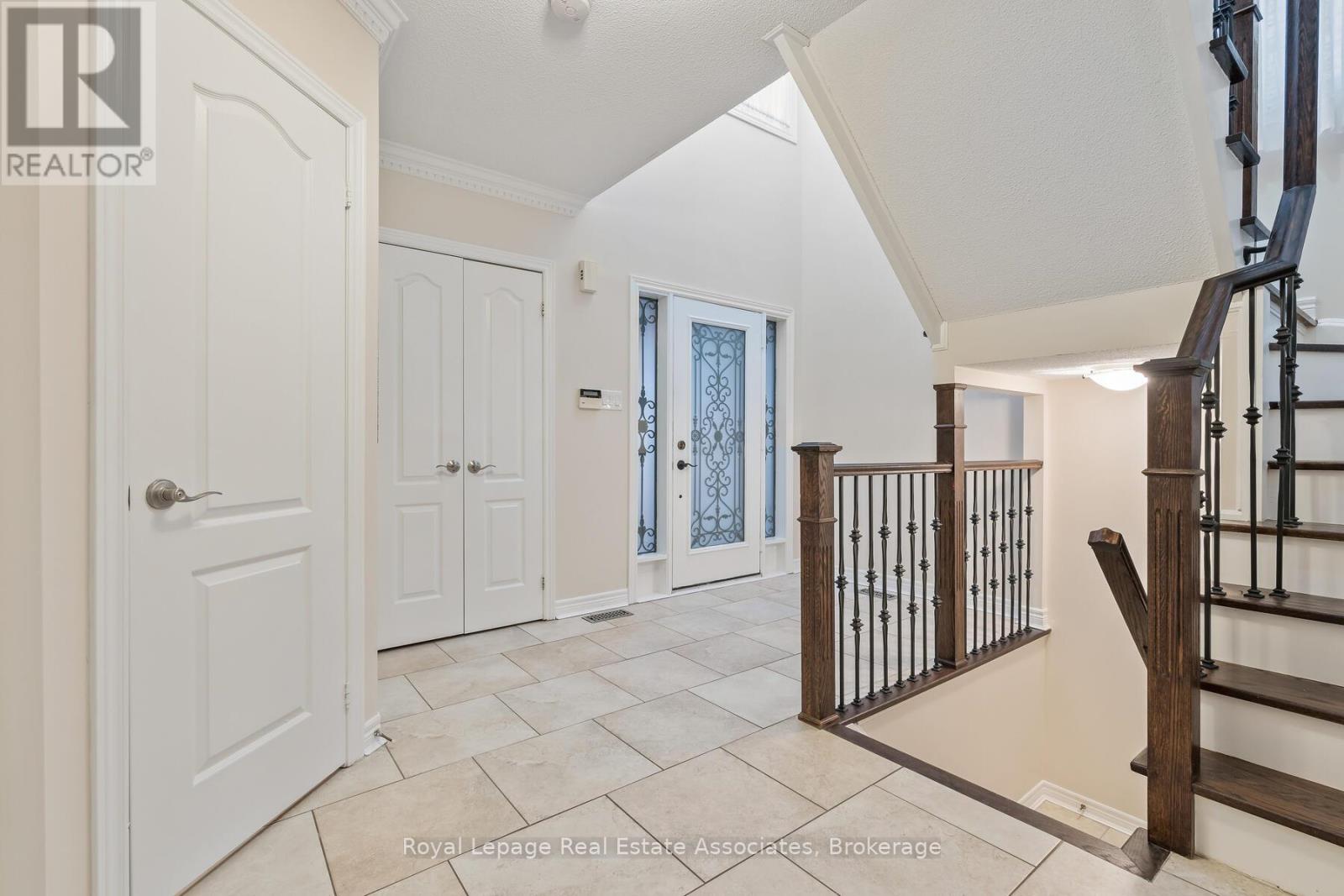 27 Royal Ridge Crescent, Vaughan, Ontario  L6A 2T1 - Photo 4 - N12529130