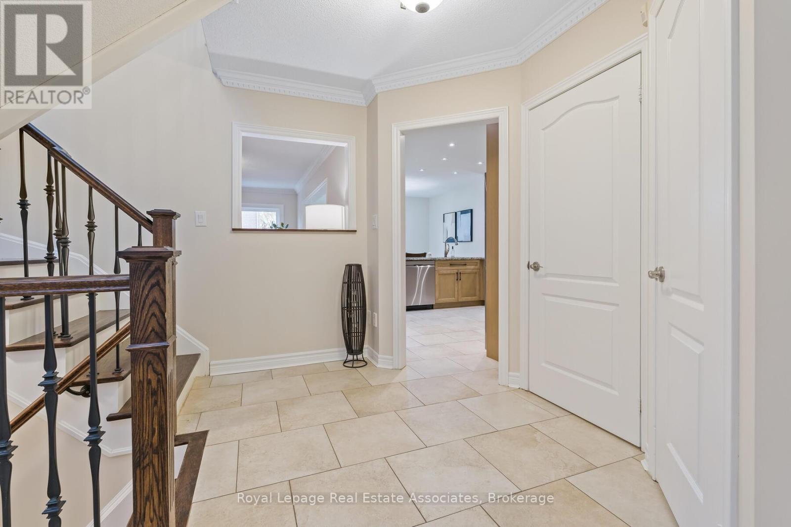 27 Royal Ridge Crescent, Vaughan, Ontario  L6A 2T1 - Photo 5 - N12529130