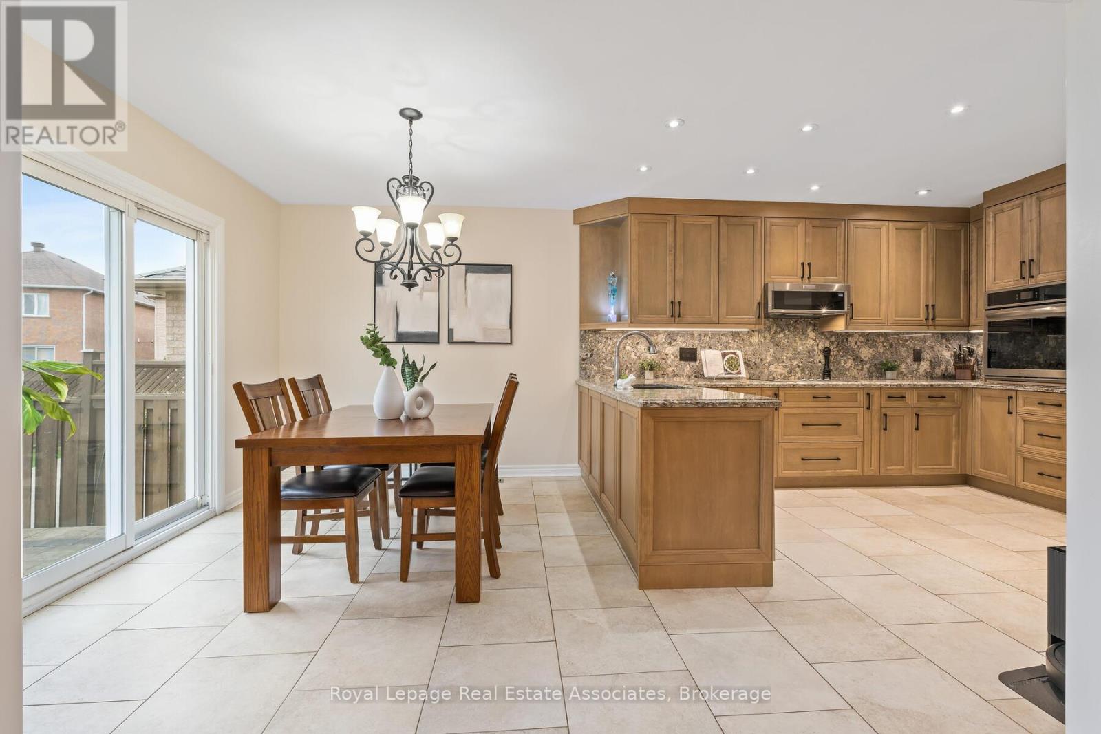 27 Royal Ridge Crescent, Vaughan, Ontario  L6A 2T1 - Photo 6 - N12529130