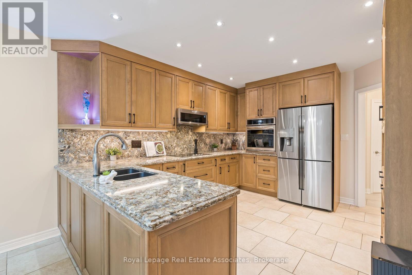 27 Royal Ridge Crescent, Vaughan, Ontario  L6A 2T1 - Photo 7 - N12529130