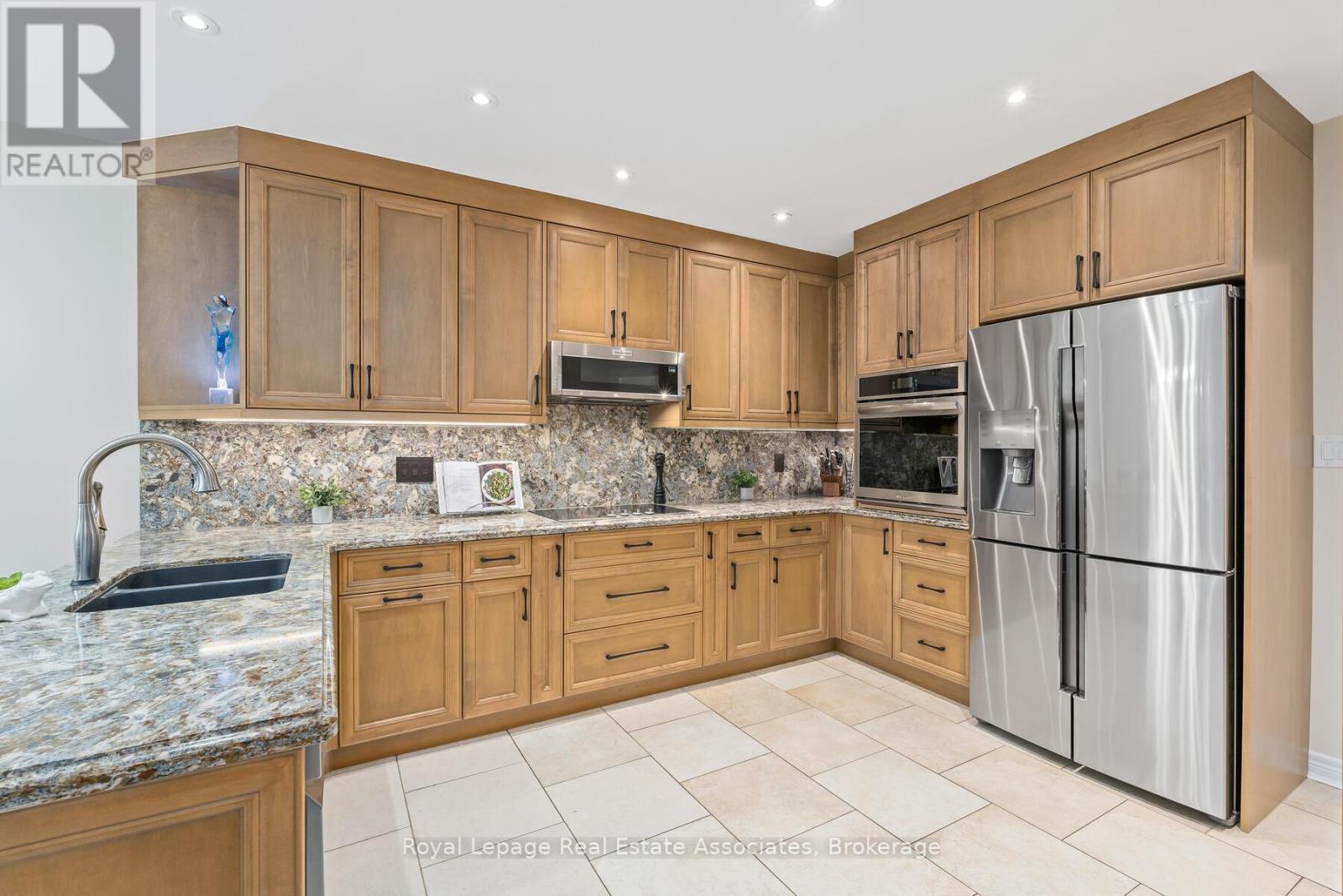 27 Royal Ridge Crescent, Vaughan, Ontario  L6A 2T1 - Photo 8 - N12529130