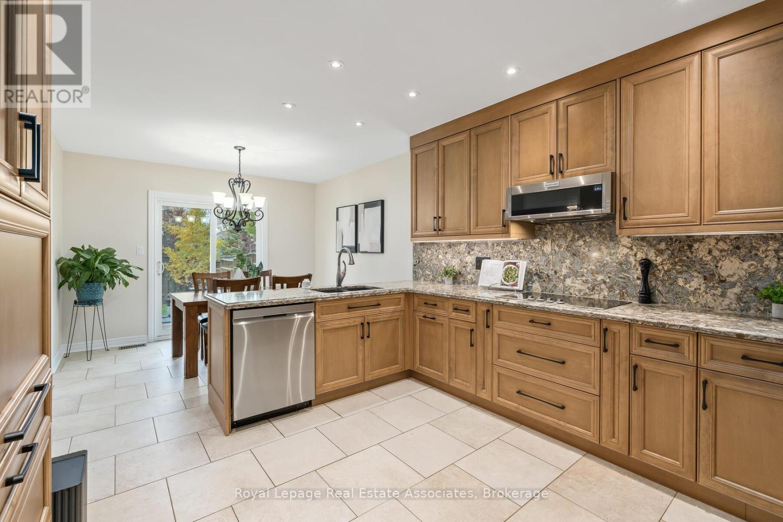 27 Royal Ridge Crescent, Vaughan, Ontario  L6A 2T1 - Photo 9 - N12529130