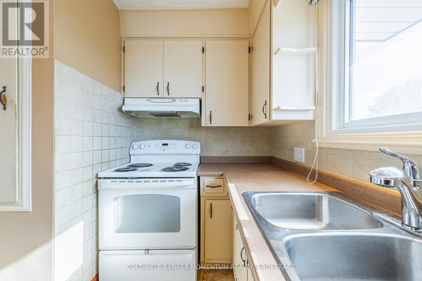 110 Sullivan Avenue, Thorold, Ontario  L2V 2Z1 - Photo 11 - X12529262