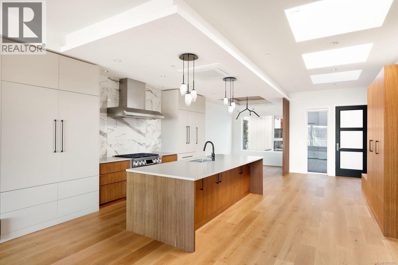 201 2270 Harbour Rd, Sidney, British Columbia V8L 2P6 - Photo 3 - 1013971