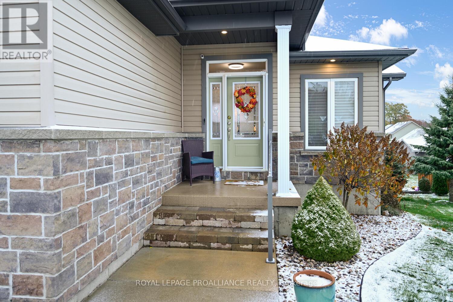 21 Donaldson Court, Brockville, Ontario K6V 7J1 - Photo 4 - X12529268