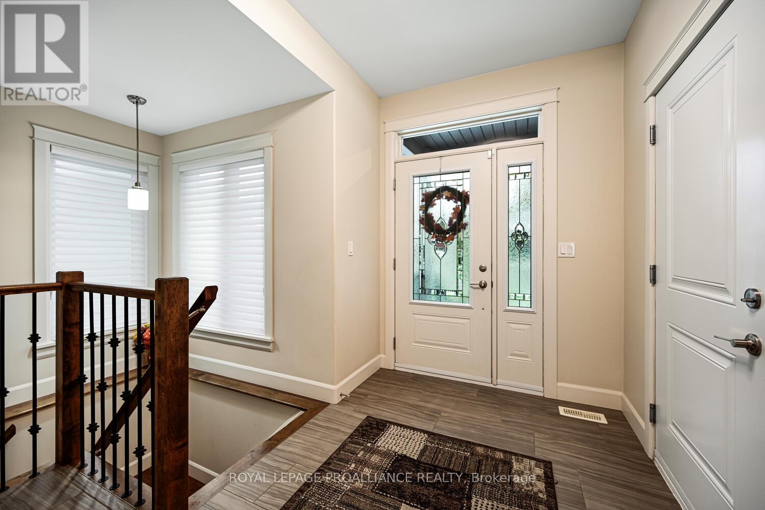 21 Donaldson Court, Brockville, Ontario K6V 7J1 - Photo 5 - X12529268