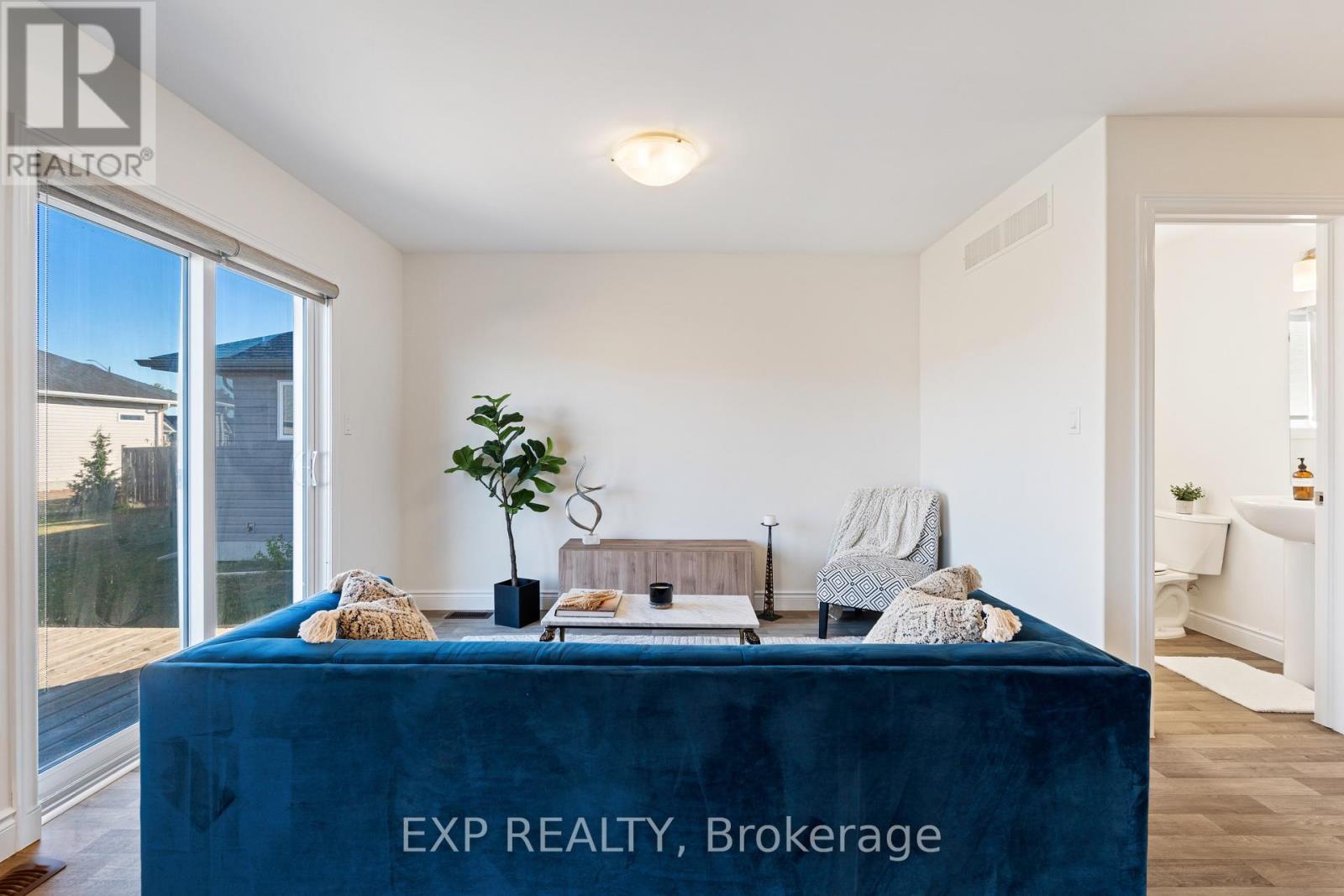 10 Cobblestone Street, Belleville (Belleville Ward), Ontario  K8P 0E4 - Photo 4 - X12529324