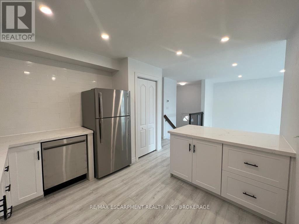 Upper - 22 Macoomb Drive, Welland (N. Welland), Ontario  L3C 5T9 - Photo 6 - X12528130