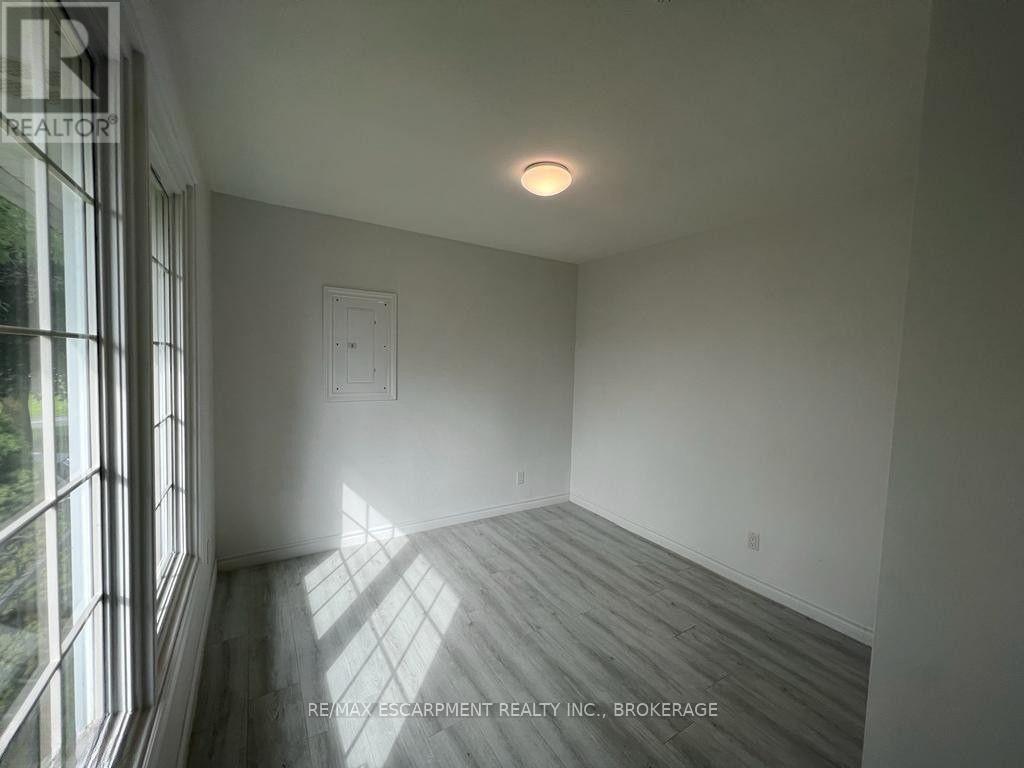 Upper - 22 Macoomb Drive, Welland (N. Welland), Ontario  L3C 5T9 - Photo 7 - X12528130