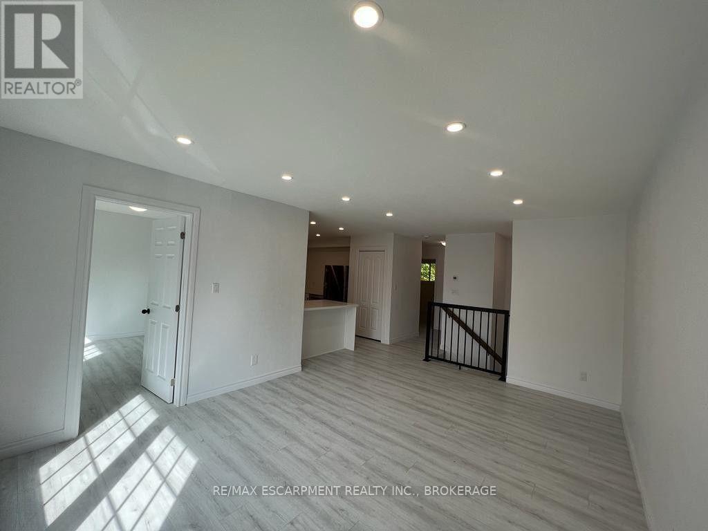 Upper - 22 Macoomb Drive, Welland (N. Welland), Ontario  L3C 5T9 - Photo 4 - X12528130