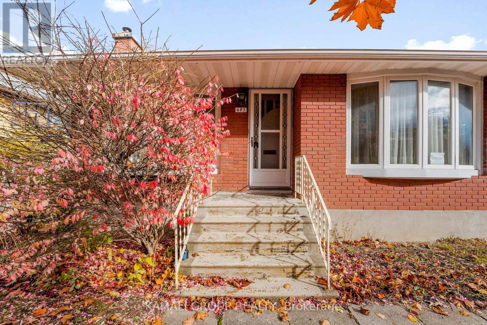 683 Courtenay Avenue, Ottawa, Ontario  K2A 3B8 - Photo 5 - X12529096