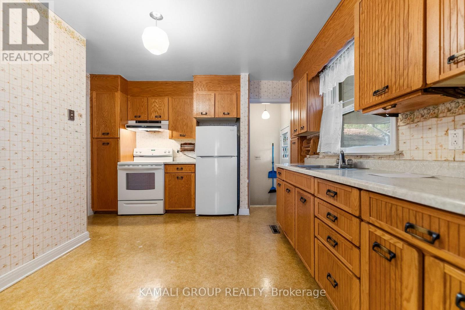 683 Courtenay Avenue, Ottawa, Ontario  K2A 3B8 - Photo 6 - X12529096