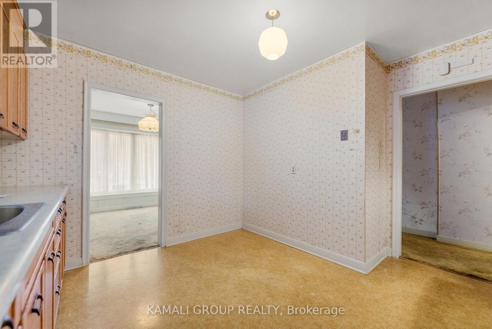 683 Courtenay Avenue, Ottawa, Ontario  K2A 3B8 - Photo 9 - X12529096