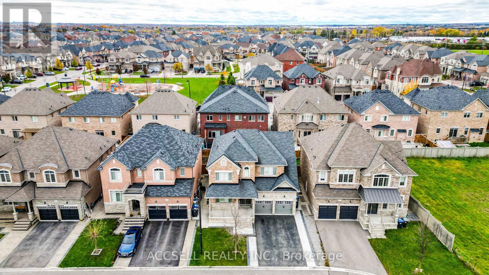 10 Dopp Crescent, Brampton, Ontario  L6P 4C8 - Photo 4 - W12529178