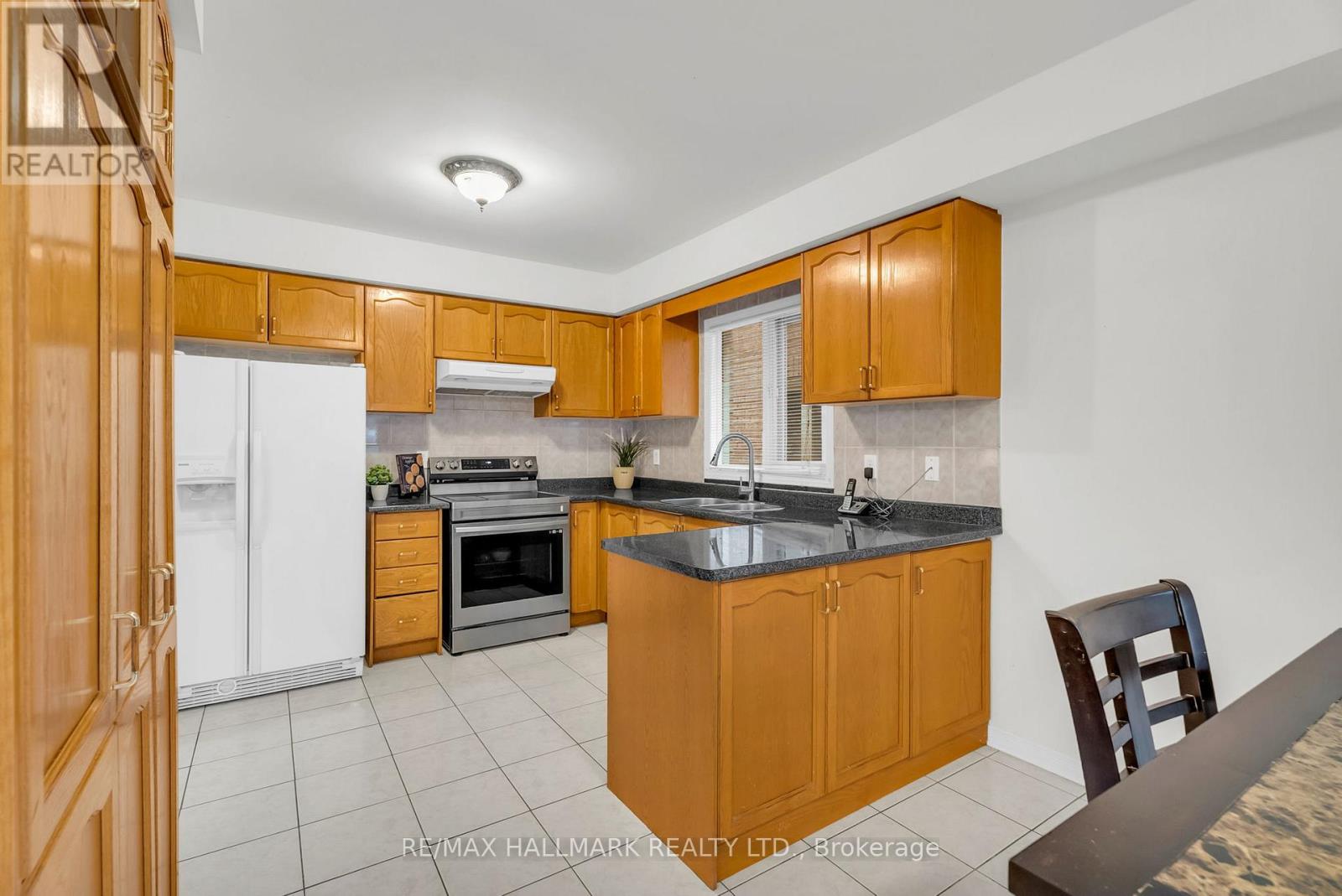 16 Pacific Wind Crescent, Brampton, Ontario  L6R 1Z9 - Photo 6 - W12529182