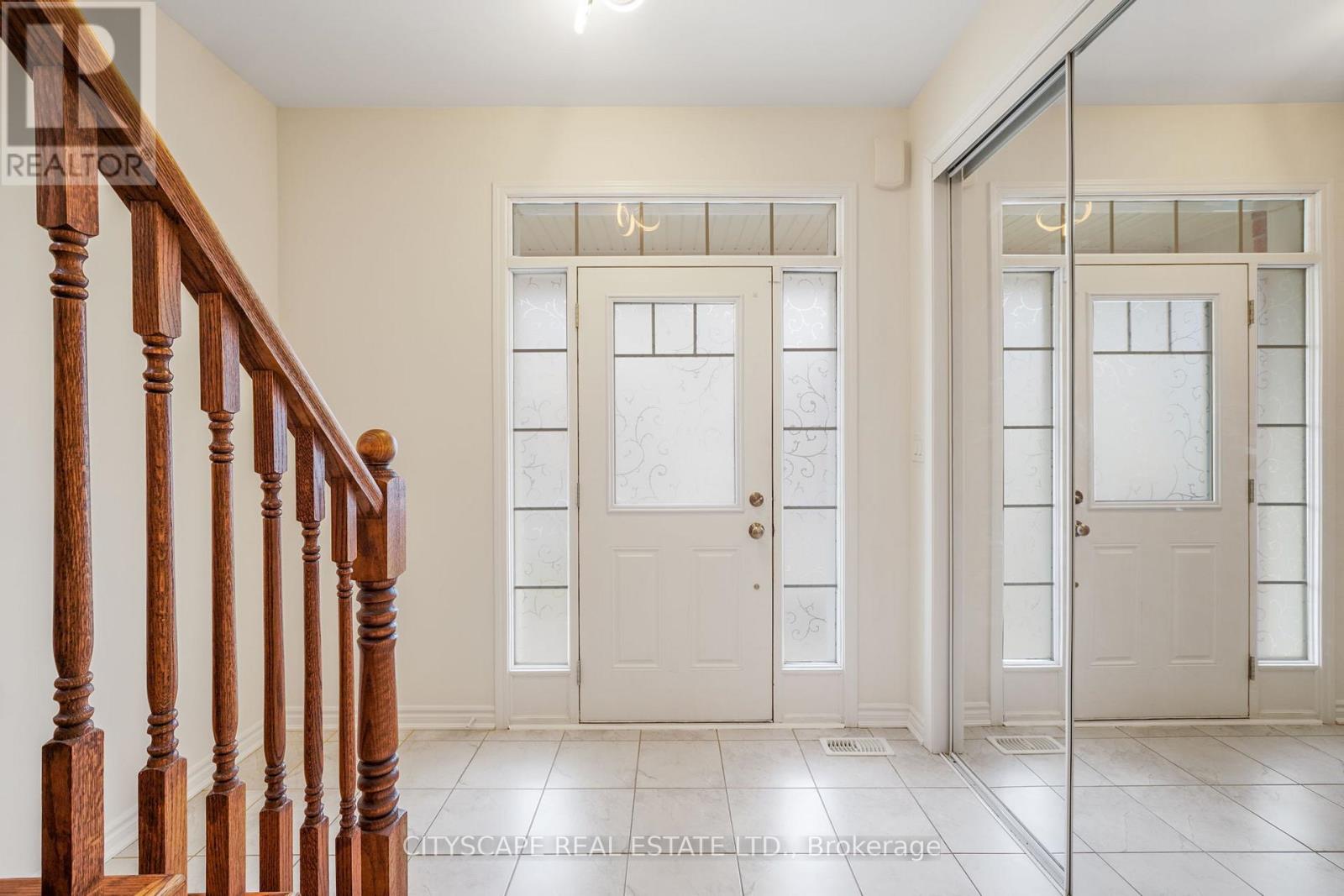 141 Hatt Court, Milton, Ontario  L9E 1G7 - Photo 5 - W12529258