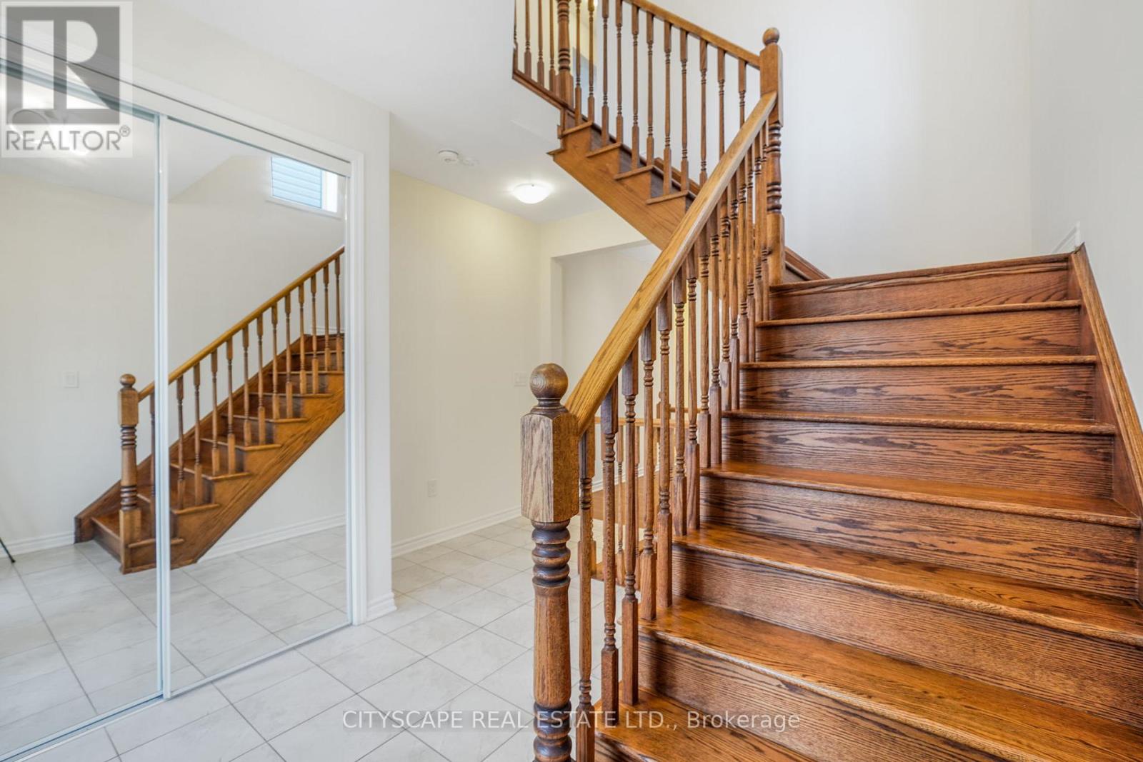 141 Hatt Court, Milton, Ontario  L9E 1G7 - Photo 6 - W12529258