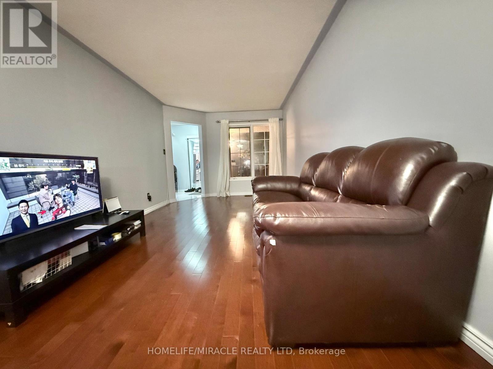 128 Jordan Drive, Orangeville, Ontario  L9W 4W4 - Photo 5 - W12529338