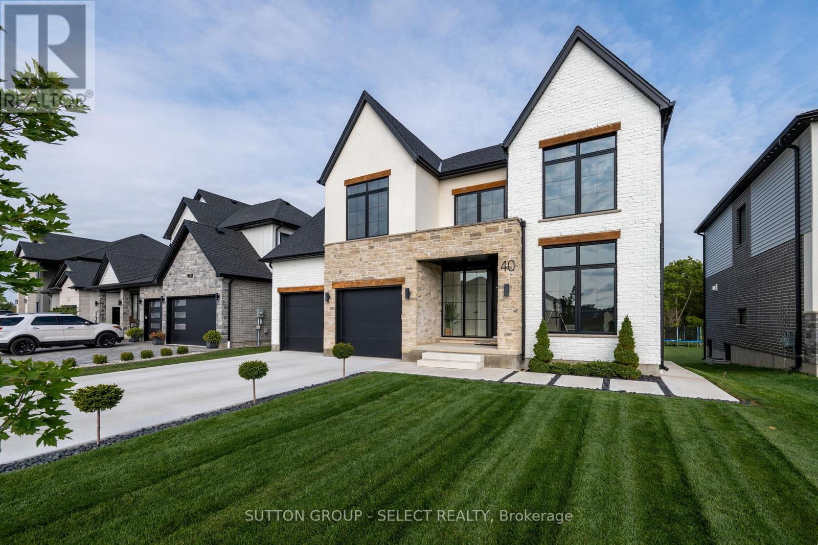 40 Royal Crescent, Southwold, Ontario  N5P 0G5 - Photo 2 - X12529424