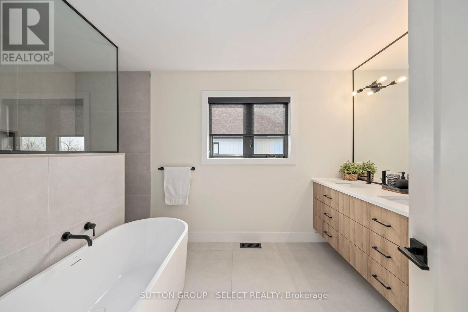 40 Royal Crescent, Southwold, Ontario  N5P 0G5 - Photo 33 - X12529424