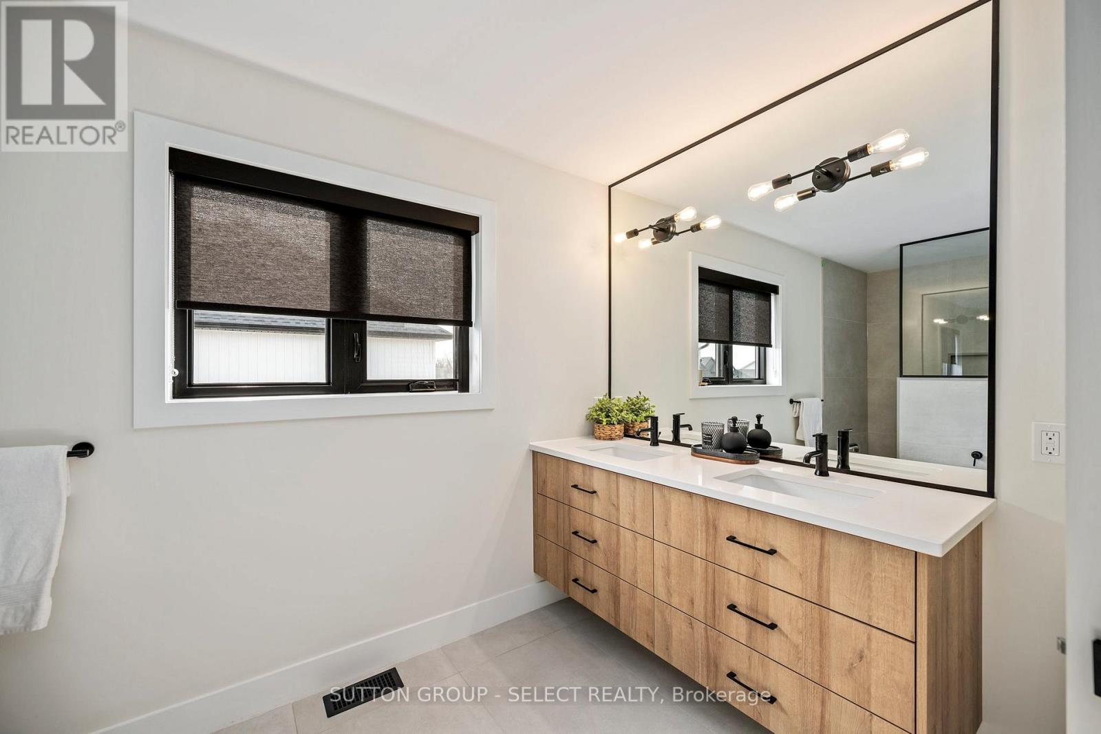 40 Royal Crescent, Southwold, Ontario  N5P 0G5 - Photo 34 - X12529424