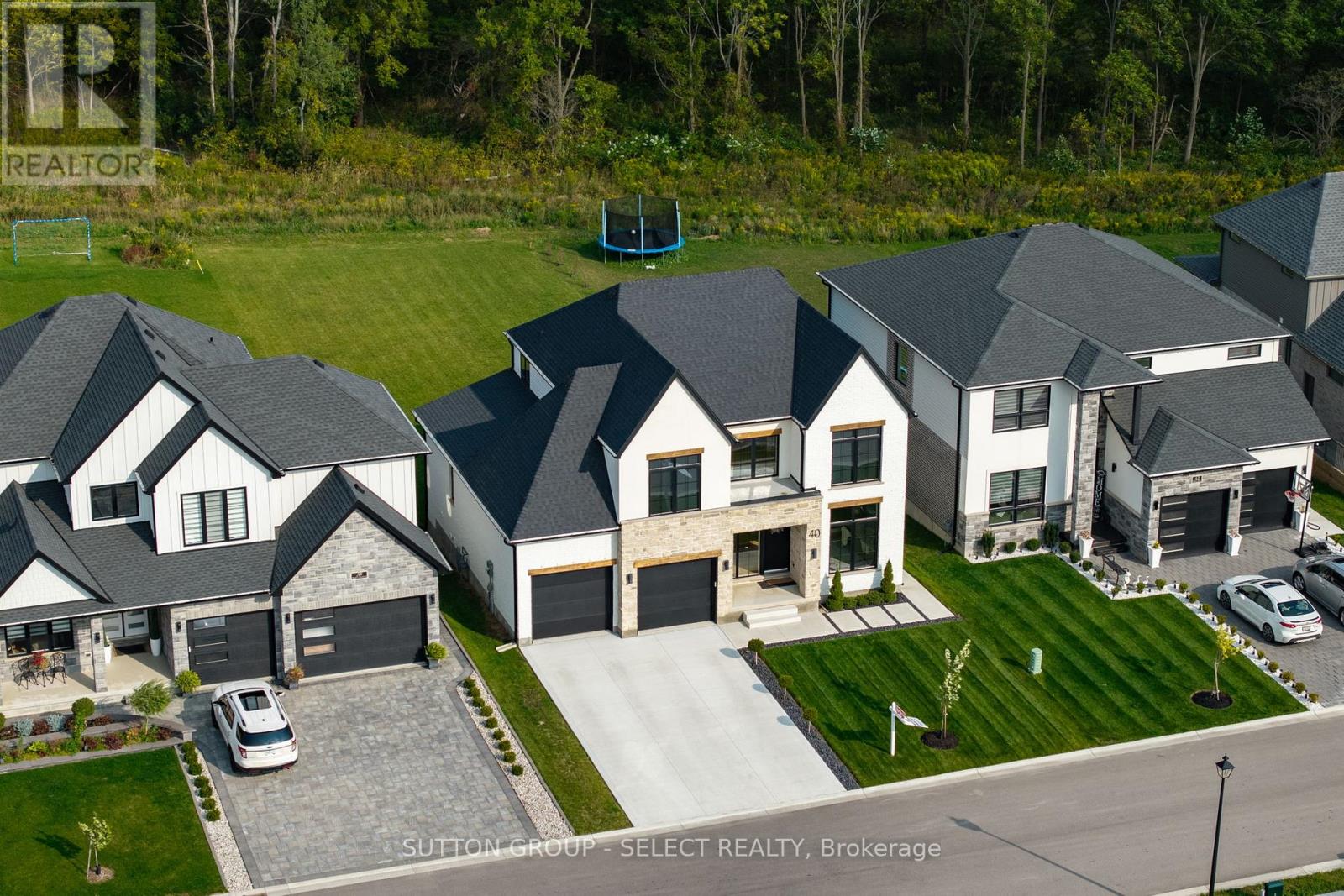 40 Royal Crescent, Southwold, Ontario  N5P 0G5 - Photo 4 - X12529424