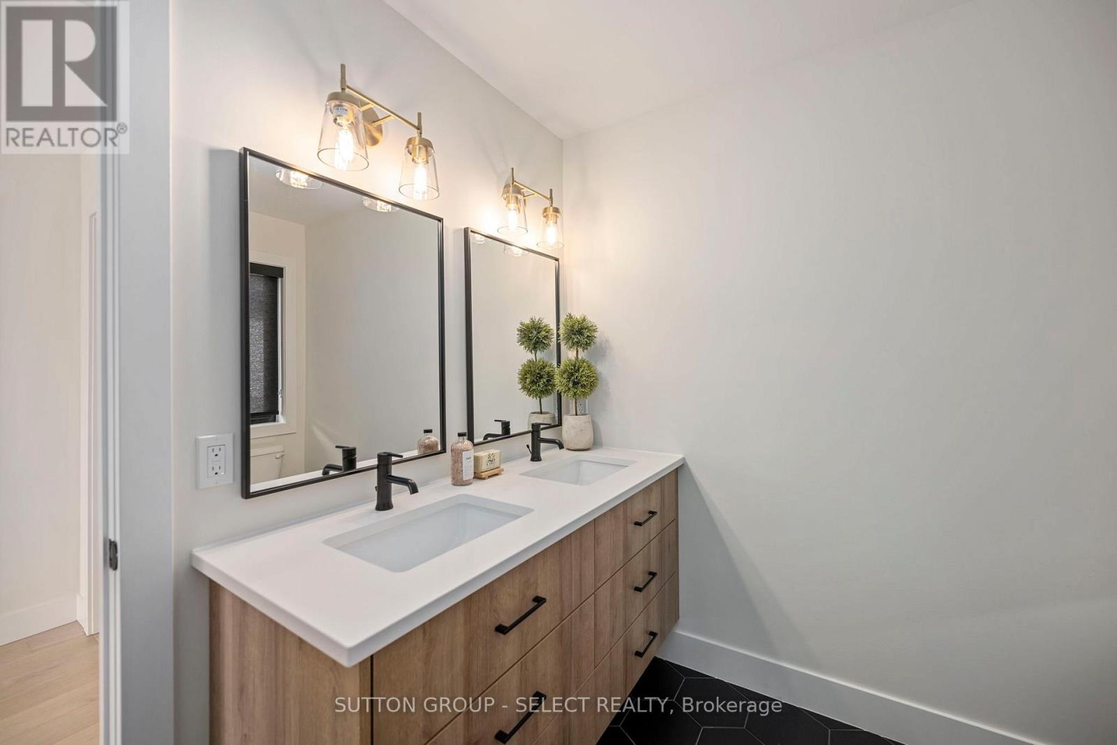 40 Royal Crescent, Southwold, Ontario  N5P 0G5 - Photo 40 - X12529424