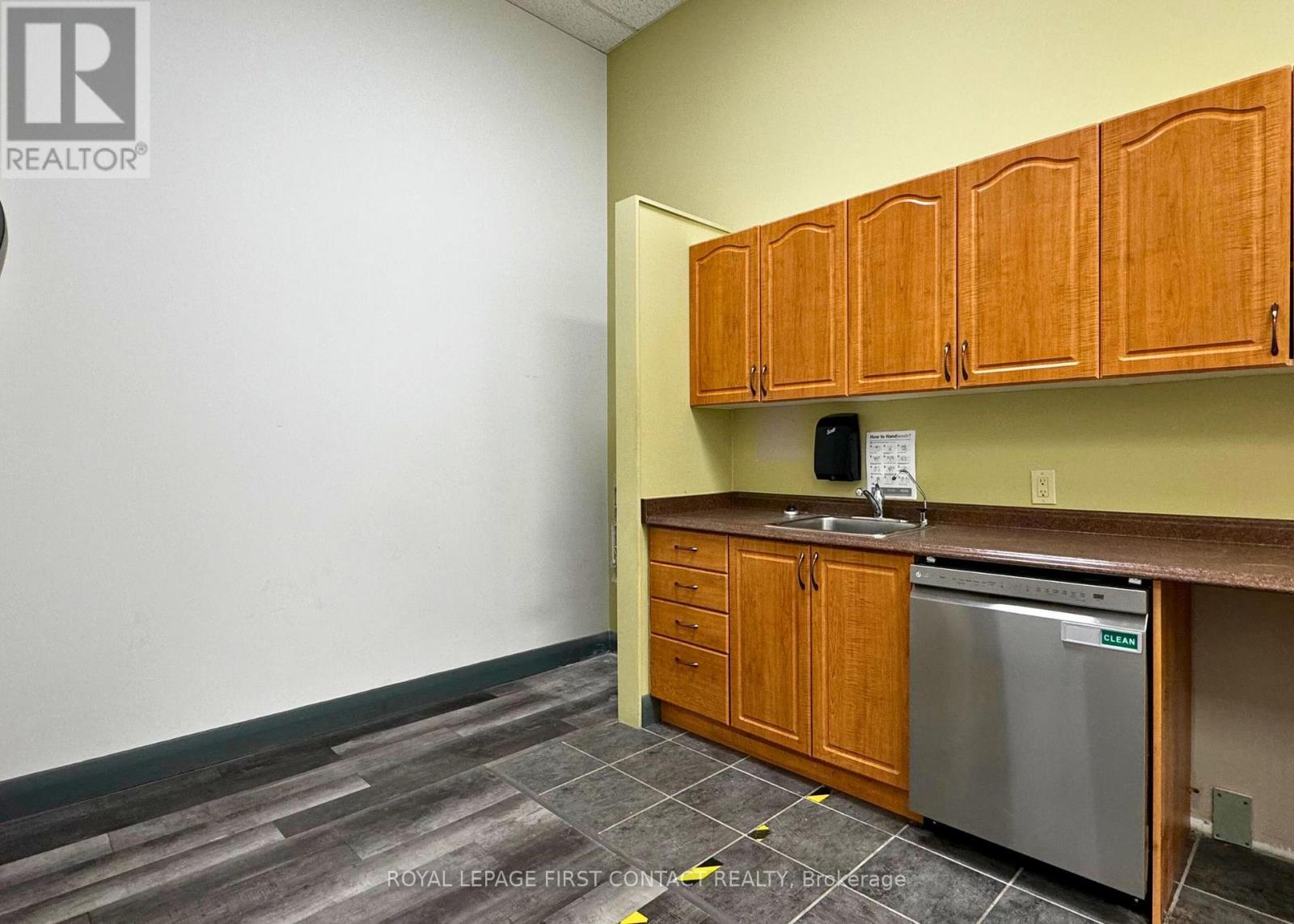 102 - 135 Bayfield Street, Barrie, Ontario  L4M 3B3 - Photo 19 - S12235542