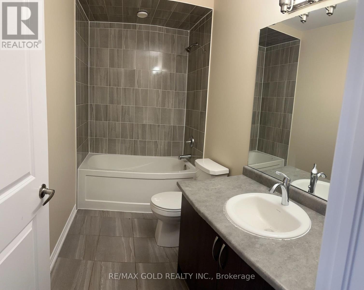 2242 Grainger Loop, Innisfil, Ontario  L9S 0N1 - Photo 10 - N12418639